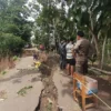 Jalan penghubung Tiga desa, di Kampung Ciseupan, Desa Cibuntu, Kecamatan Simpenan, Kabupaten Sukabumi amblas