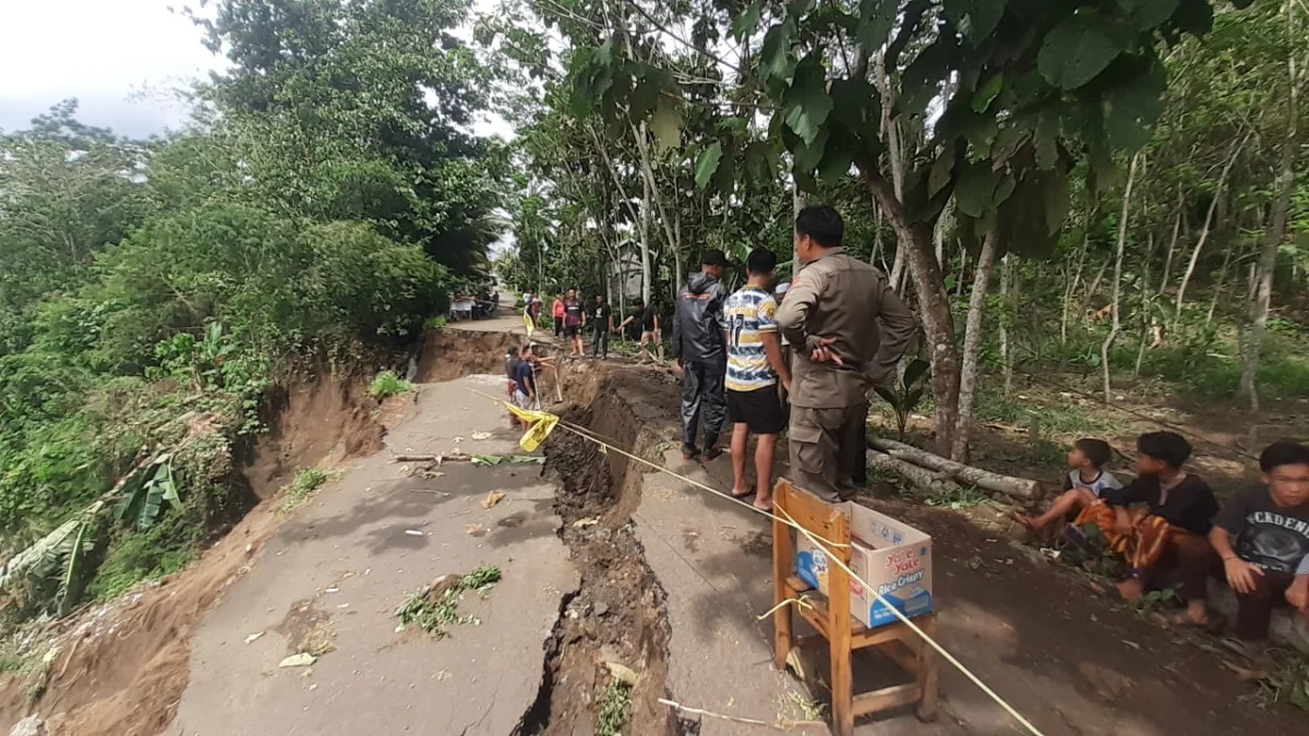 Jalan penghubung Tiga desa, di Kampung Ciseupan, Desa Cibuntu, Kecamatan Simpenan, Kabupaten Sukabumi amblas