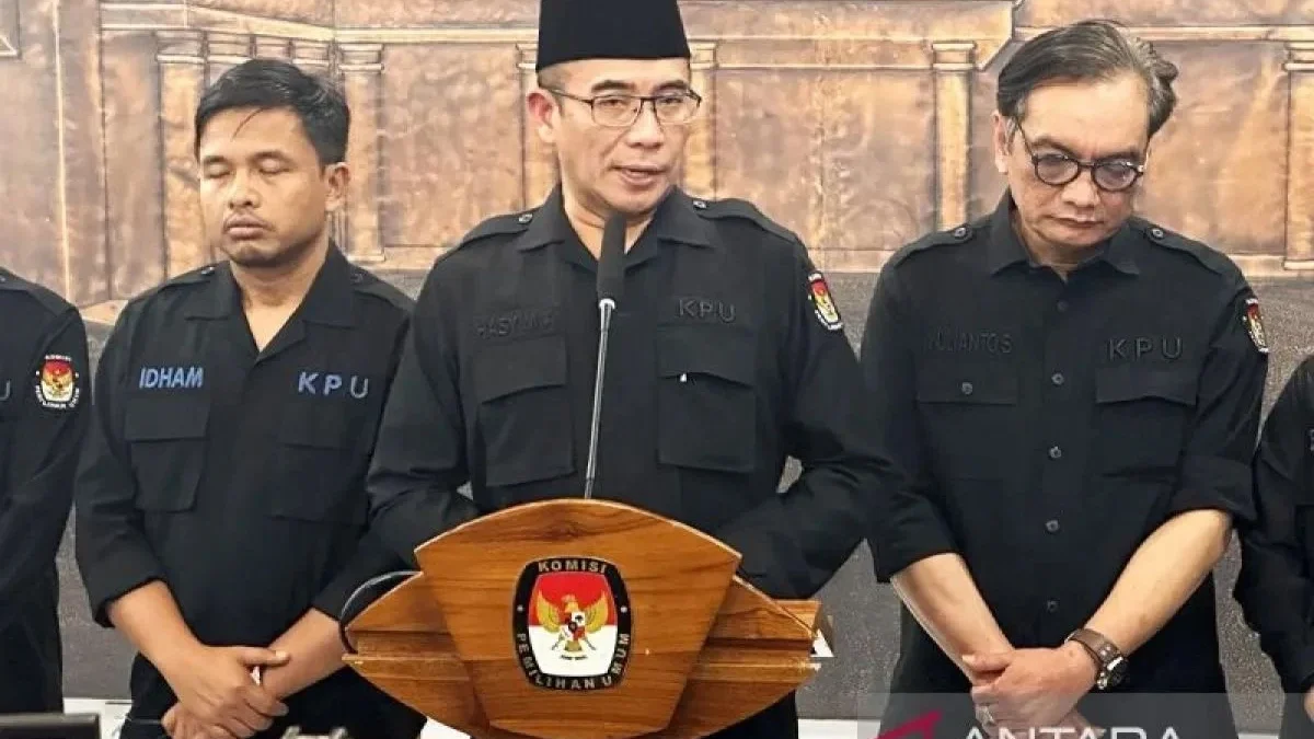 Ketua KPU RI Hasyim Asy’ari (tengah) ditemani Anggota KPU RI