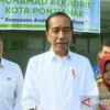 Presiden Joko Widodo menyampaikan keterangan kepada wartawan usai meninjau RSUD Sultan Syarif Mohamad Alkadrie