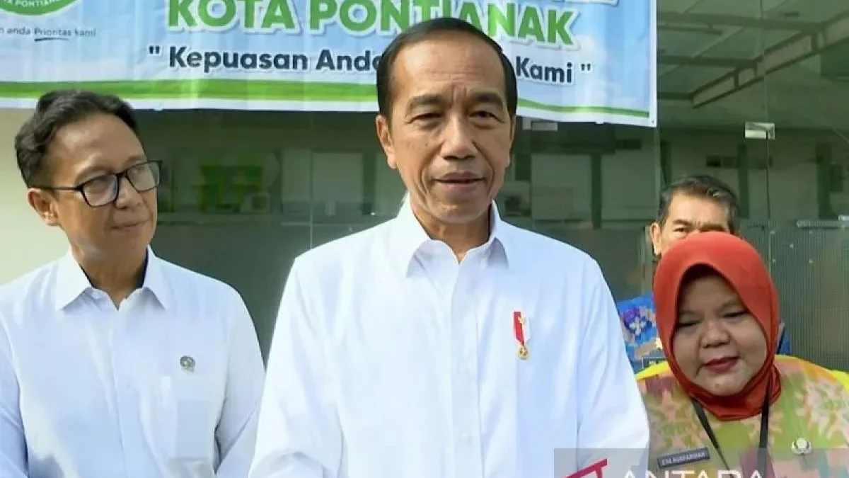 Presiden Joko Widodo menyampaikan keterangan kepada wartawan usai meninjau RSUD Sultan Syarif Mohamad Alkadrie