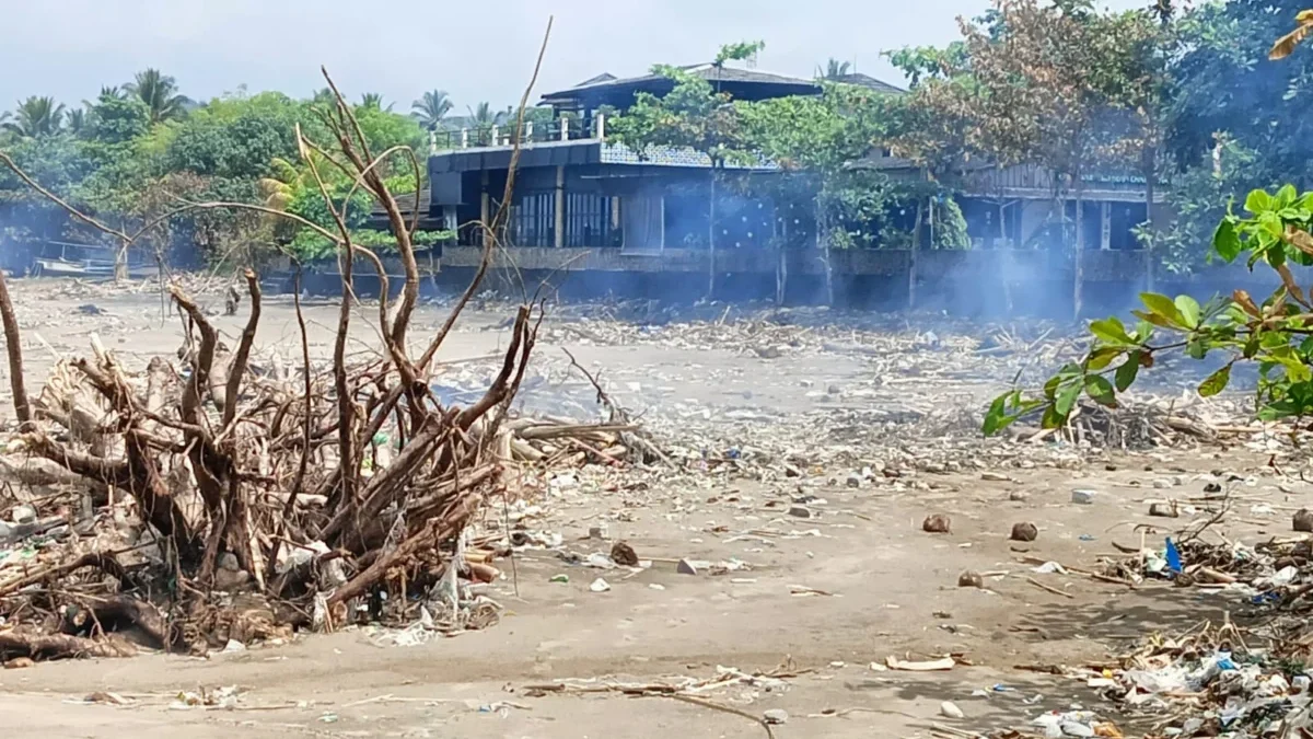 Tumpukan sampah masih terlihat menumpuk di beberapa lokasi di pesisir pantai Palabuhanratu pascabanjir rob bel