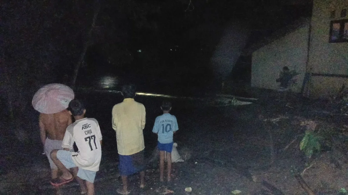 Warga Kecamatan Cisolok Kabupaten Sukabumi memantau perkembangan debit air
