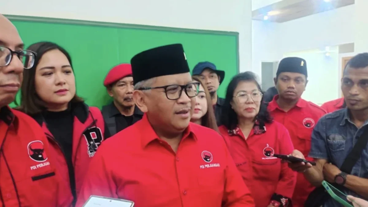 Sekretaris Jenderal DPP PDI Perjuangan, Hasto Kristiyanto saat di wawancarai sejumlah media