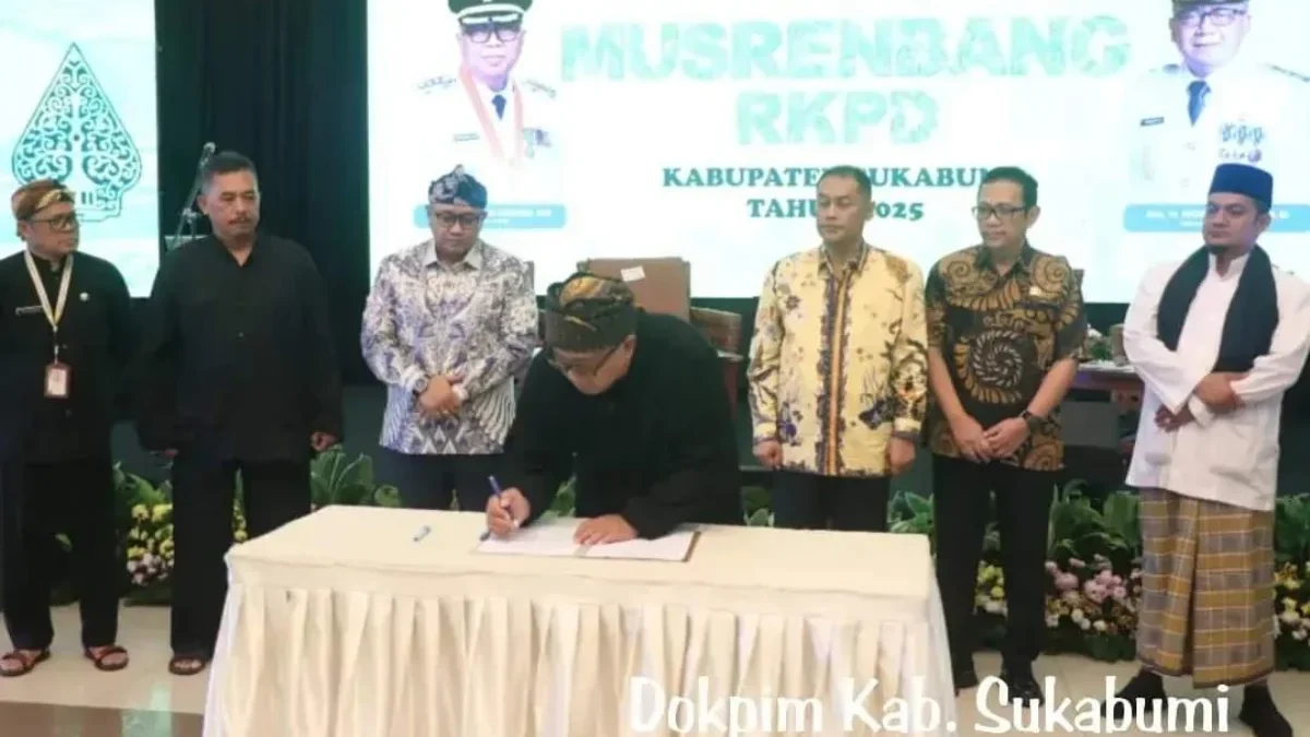 Bupati Sukabumi, Marwan Hamami saat menandatangani kesepakatan Musrenbang RKPD