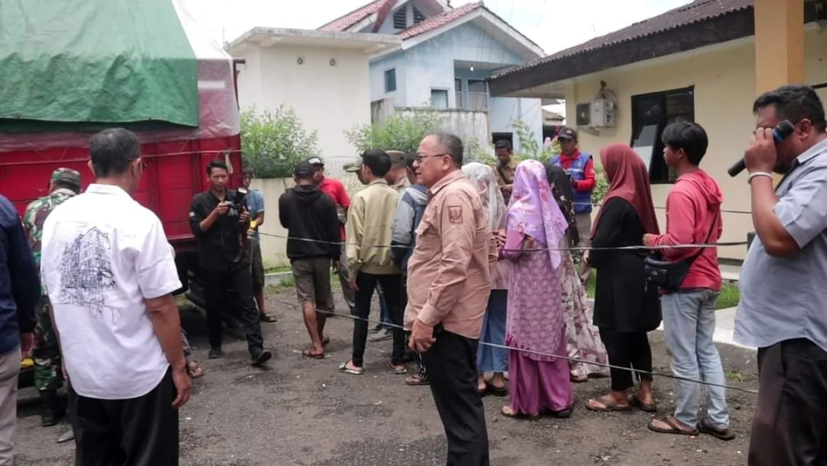 Wakil Bupati Sukabumi, Iyos Somantri saat monitoring operasi pasar murah Beras SPHP.