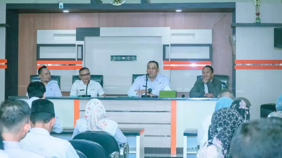 Herdy Somantri saat memimpin rapat di Aula Bapenda Kabupaten Sukabumi, Palabuanratu, Kamis (14/03)
