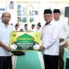 Wakil Bupati Sukabumi, Iyos Somantri saat memberikan bantuan insentif