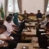 Wakil Bupati Sukabumi H. Iyos Somantri menerima kunjungan dari tim monitoring dan evaluasi (Monev)