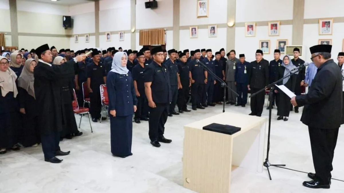 Bupati Sukabumi, Marwan Hamami melantik ratusan Guru di Aula Setda
