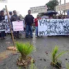 Ratusan masyarakat di Tiga Desa di Kecamatan Jampangtengah, Kabupaten Sukabumi melakukan aksi demontrasi