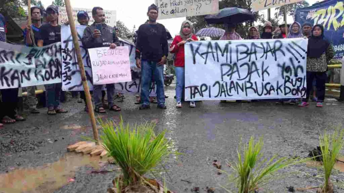 Ratusan masyarakat di Tiga Desa di Kecamatan Jampangtengah, Kabupaten Sukabumi melakukan aksi demontrasi