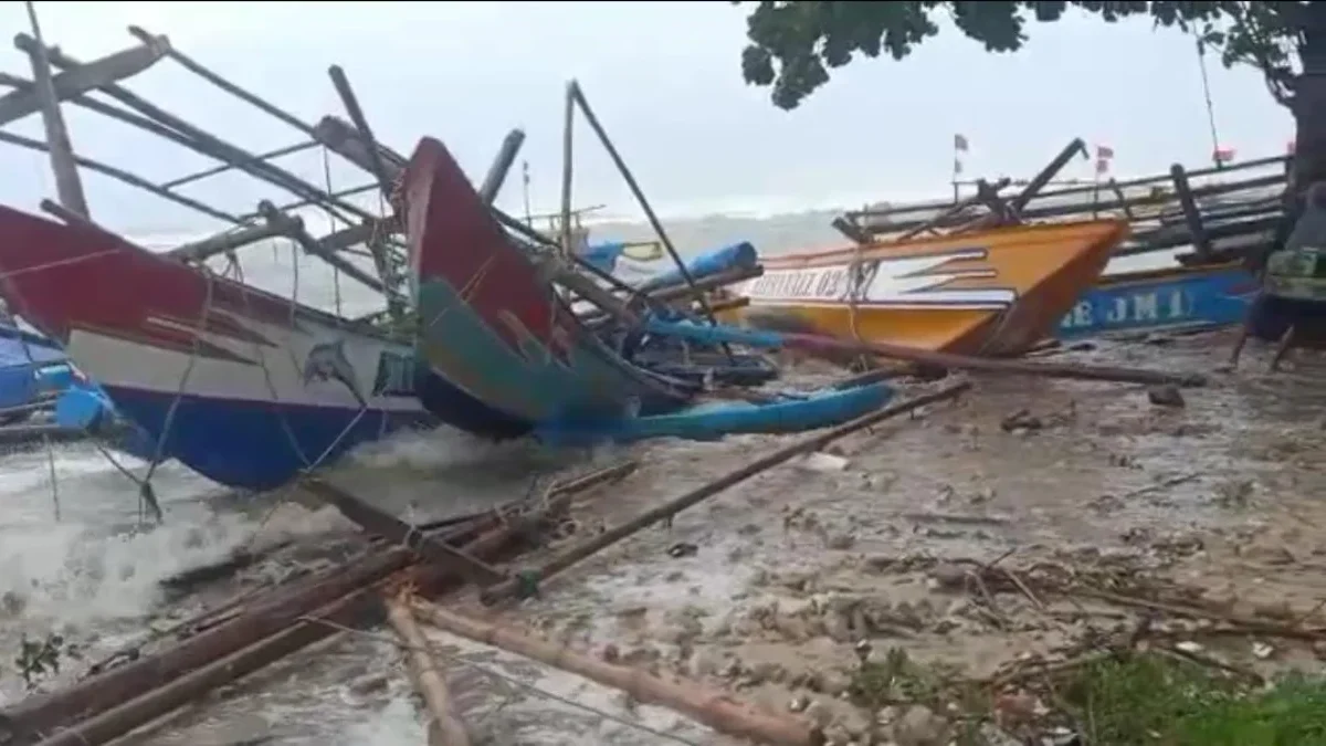 Perahu Nelayan yang mengalami kerusakan akibat diterjang gelombang ombak