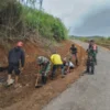 Petugas TNI saat melakukan pengerjaan jalan di Desa Tenjojaya Kecamatan Cibadak, Kabupaten Sukabumi.