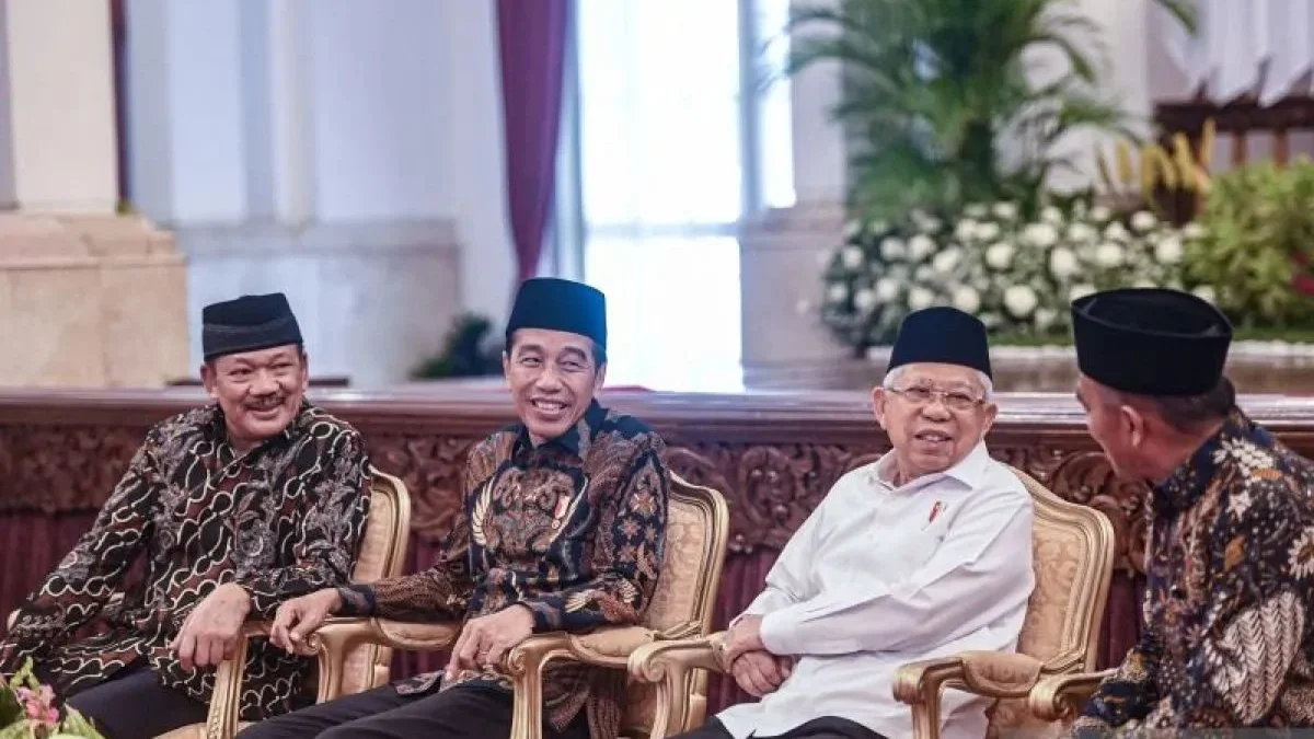 Presiden Joko Widodo (kedua kiri) berbincang bersama Wakil Presiden Ma\'ruf Amin (kedua kanan), Menko PMK