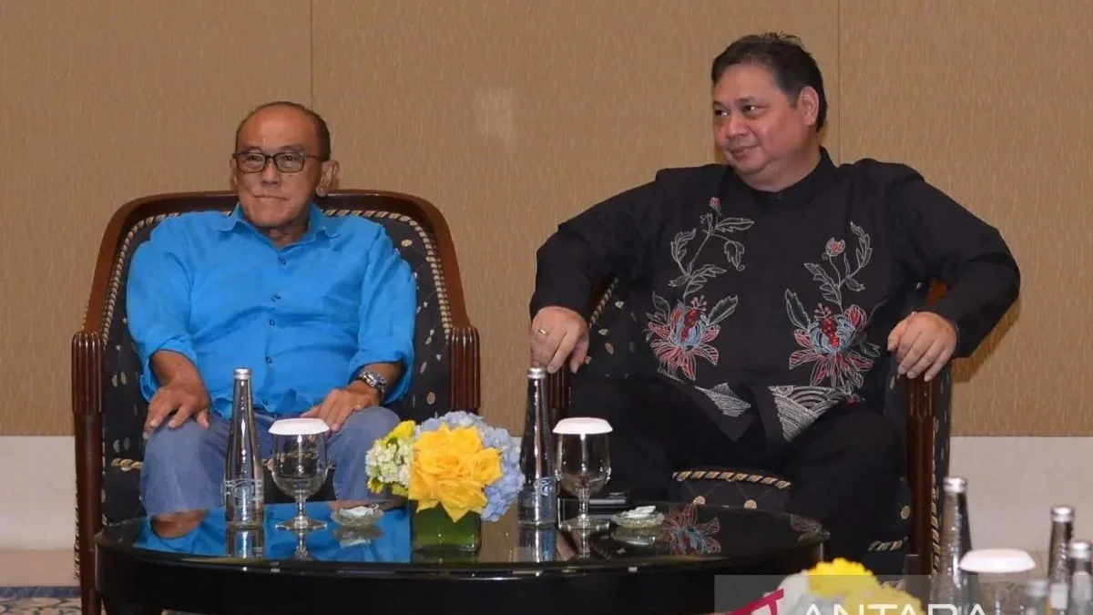 Ketua Umum Partai Golkar Airlangga Hartarto (kanan) saat syukuran partai di Kabupaten Badung