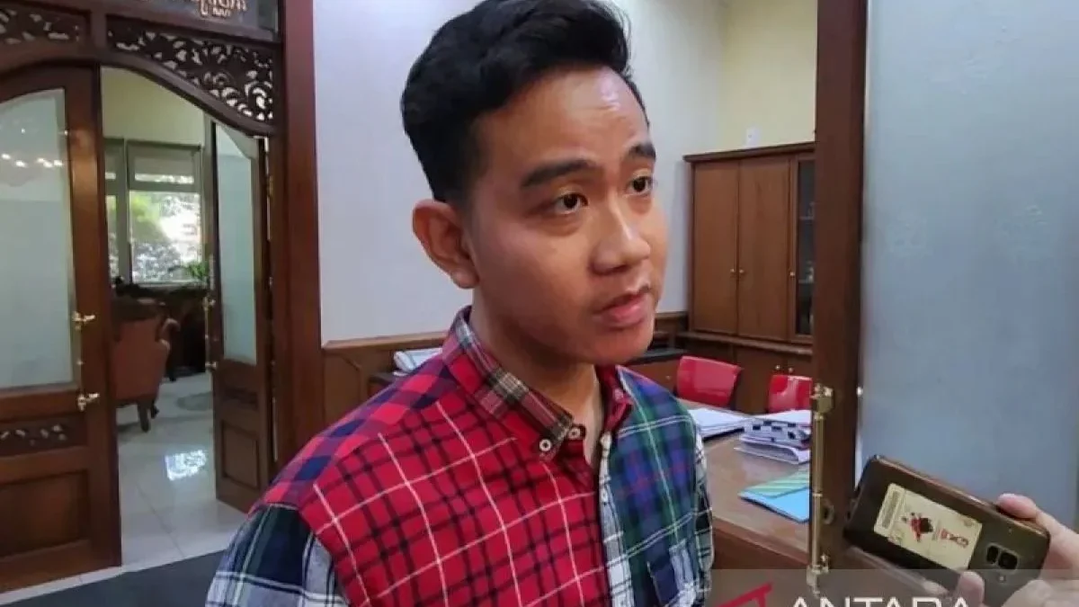 Wali Kota Surakarta Gibran Rakabuming Raka memberikan keterangan kepada wartawan di Solo, Jawa Tengah, Senin