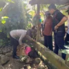 Aparat Kepolisian Polsek Gegerbitung saat melalukan evakuasi jasad korban