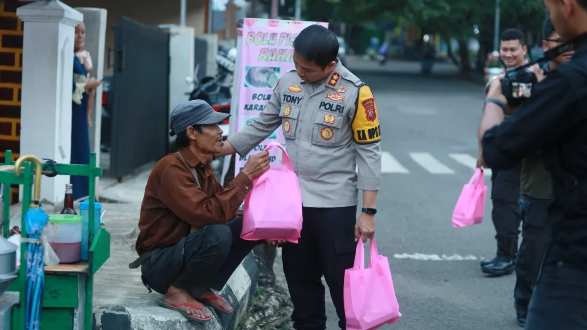 Polres Sukabumi dan Bhayangkari Cabang Sukabumi membagikan ratusan kantong Takjil