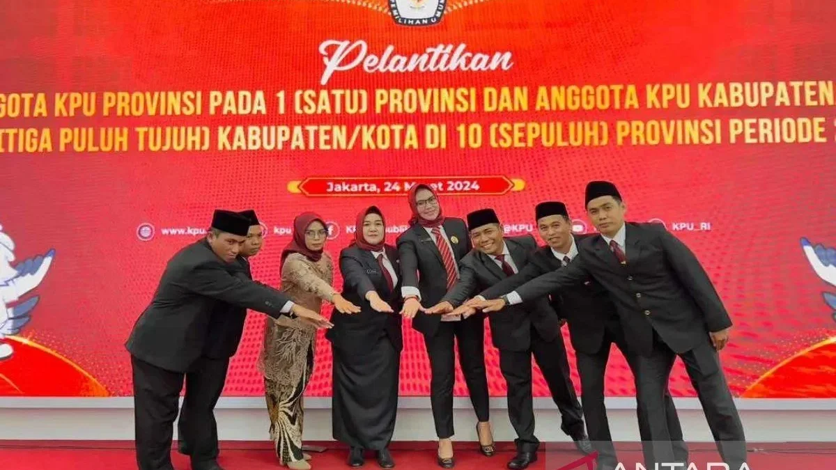 Ketua KPU Kalsel Andi Tenri Sompa bersama lima anggota KPU Tabalong