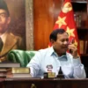 Calon Presiden RI Prabowo Subianto menerima sambungan telepon