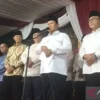 Calon Presiden RI Prabowo Subianto saat memberikan pidato kemenangan di depan rumahnya