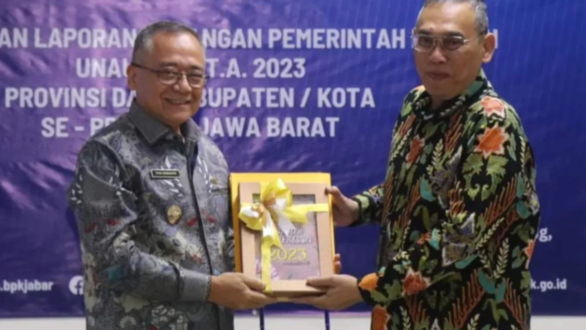 Wakil Bupati Sukabumi saat menyerahkan LKPD TA 2023 kepada Kepala BPK RI Perwakilan Jawa Barat Sudarmonto Eko