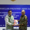 Pj Wali Kota Sukabumi Kusmana Hartadji (kiri) menyerahkan LKPD Unaudited 2023