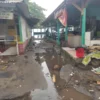 Berbagai bangunan yang ada di kawasan pesisir pantai Palabuhanratu di Kabupaten Sukabumi rusak
