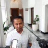 PRAYOGA KETERANGAN: Penjabat Gubernur Jawa Barat Bey Triadi Machmudin saat memberikan keterangan