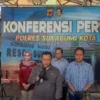 Polres Sukabumi Kota memperlihatkan pelaku pembacokan