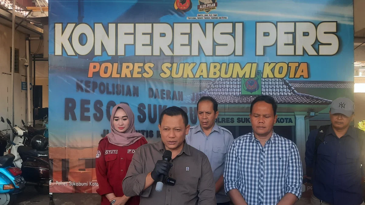 Polres Sukabumi Kota memperlihatkan pelaku pembacokan