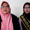 Duta Baca Kota Sukabumi Khalisa Muslimah (kanan) didampingi Camat Warudoyong Sandra Teguh Utama (kiri)