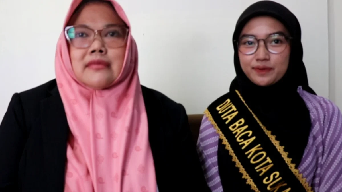 Duta Baca Kota Sukabumi Khalisa Muslimah (kanan) didampingi Camat Warudoyong Sandra Teguh Utama (kiri)