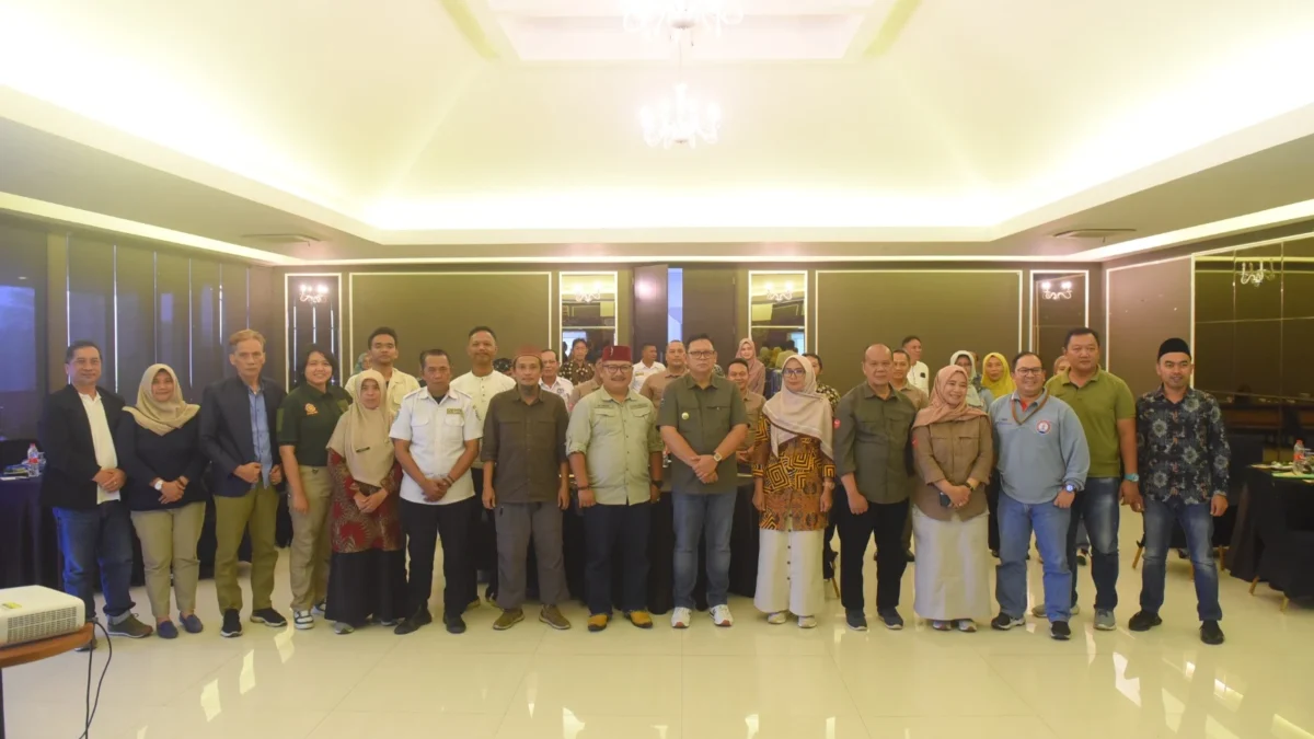 Pj Wali Kota Sukabumi Kusmana Hartadji berfoto bersama para peserta FPD