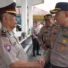 Kapolres Sukabumi Kota AKBP Ary Setyawan Wibowo berdialog dengan Kanit Binmas Polsek Lembursitu Ipda Muhamad B