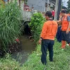Petugas BPBD Kota Sukabumi mengecek kondisi TPT di Kelurahan Dayeuhluhur Kecamatan Warudoyong yang ambrol bel