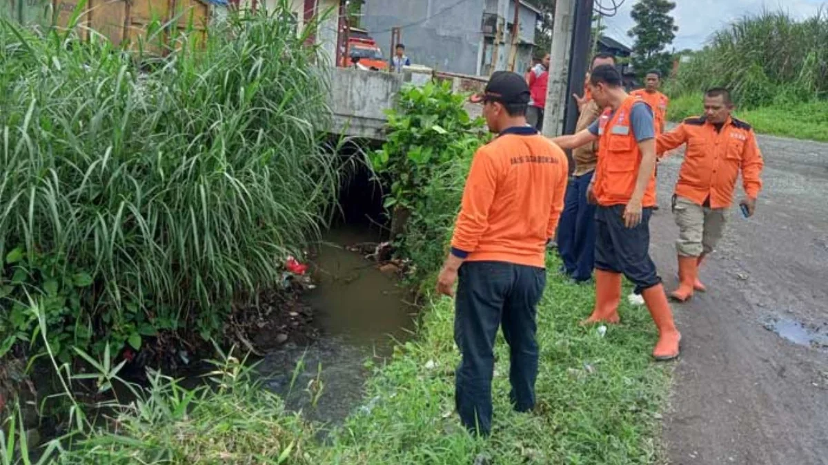 Petugas BPBD Kota Sukabumi mengecek kondisi TPT di Kelurahan Dayeuhluhur Kecamatan Warudoyong yang ambrol bel