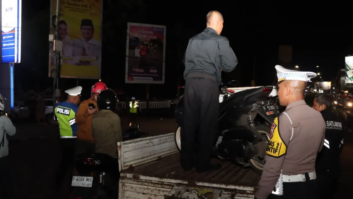 Anggota Polres Sukabumi Kota mengamankan sepeda motor