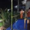 Petugas BPBD Kota Sukabumi memasang tali di lokasi rumah terdampak tanah longsor