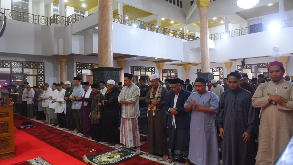Masyarakat Kota Sukabumi antusias mengikuti salat tarawih di Masjid Agung Kota Sukabumi.