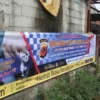 Anggota Satlantas Polres Sukabumi Kota memperlihatkan spanduk