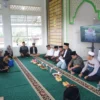 Pj Wali Kota Sukabumi Kusmana Hartadji membaur dengan masyarakat saat meresmikan Masjid At-Tiin
