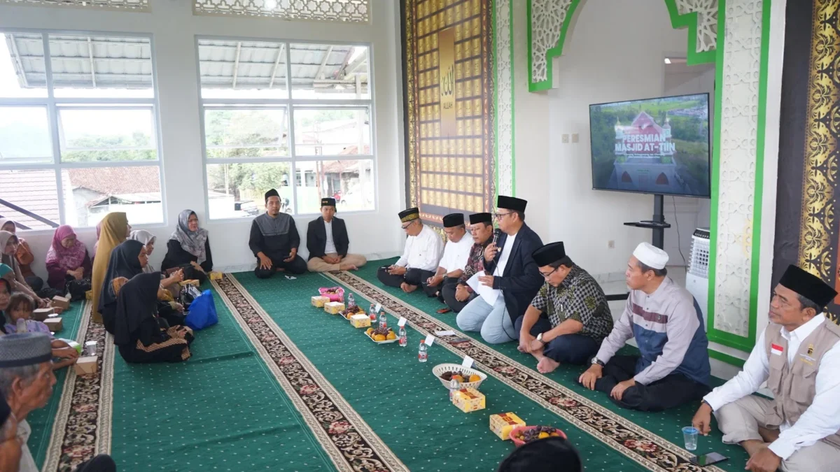 Pj Wali Kota Sukabumi Kusmana Hartadji membaur dengan masyarakat saat meresmikan Masjid At-Tiin