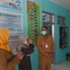Pj Wali Kota Sukabumi Kusmana Hartadji (kanan) meninjau sejumlah fasilitas layanan kesehatan seperti puskesmas