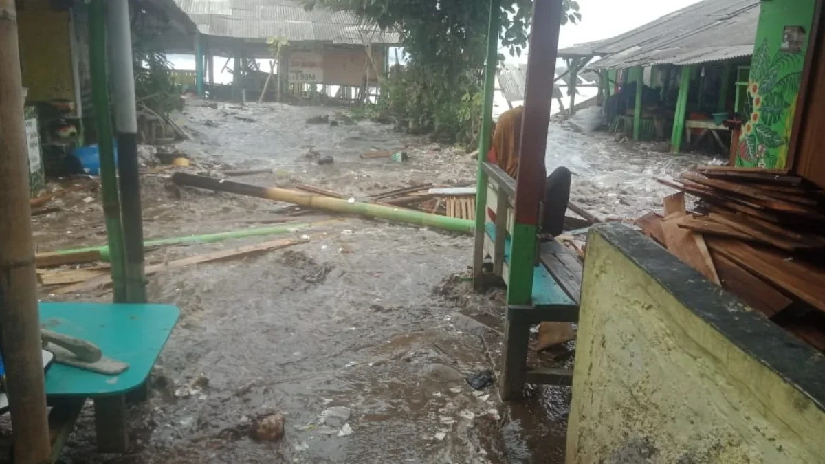 Puluhan warung di pesisir pantai Palabuhanratu di Desa Citepus Kecamatan Palabuhanratu Kabupaten Sukabumi