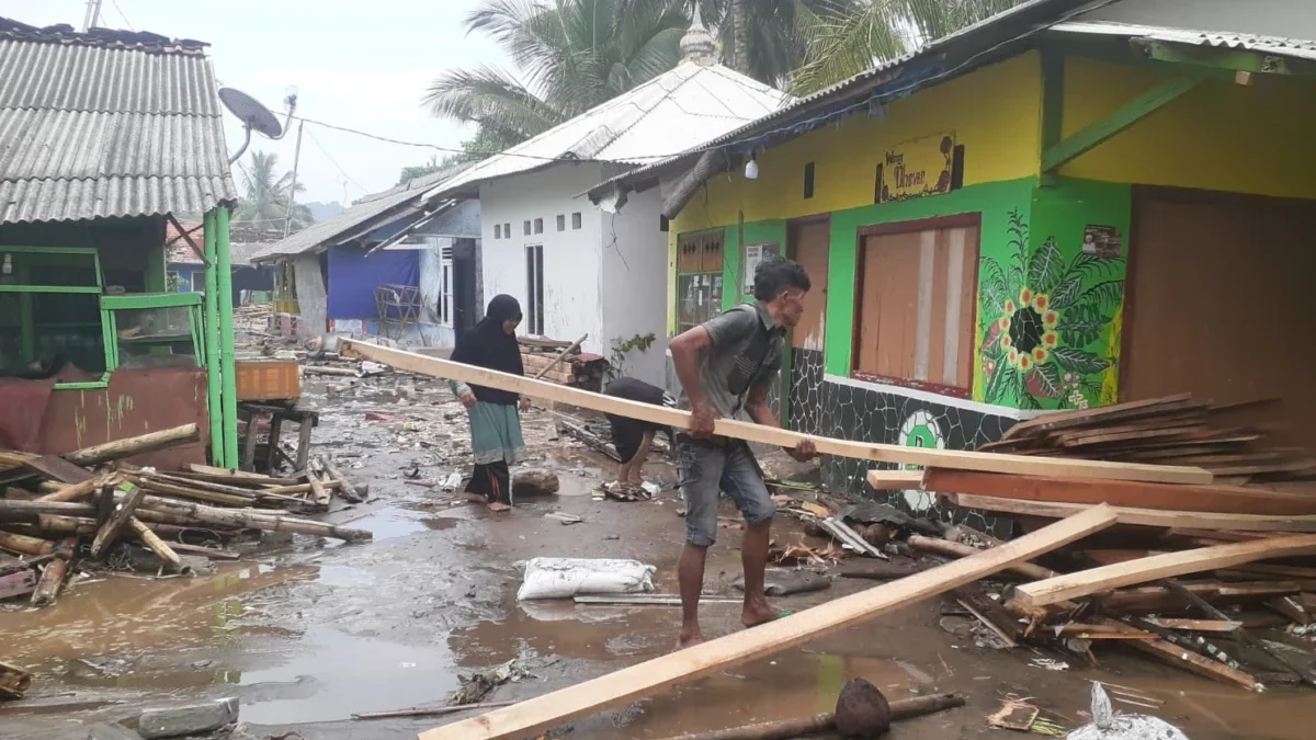 Warga di pesisir pantai Palabuhanratu Kabupaten Sukabumi berupaya membereskan puing-puing