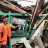 Petugas BPBD Kota Sukabumi mengevakuasi dua bangunan rumah di dua lokasi berbeda yang ambruk, selasa (19/3).