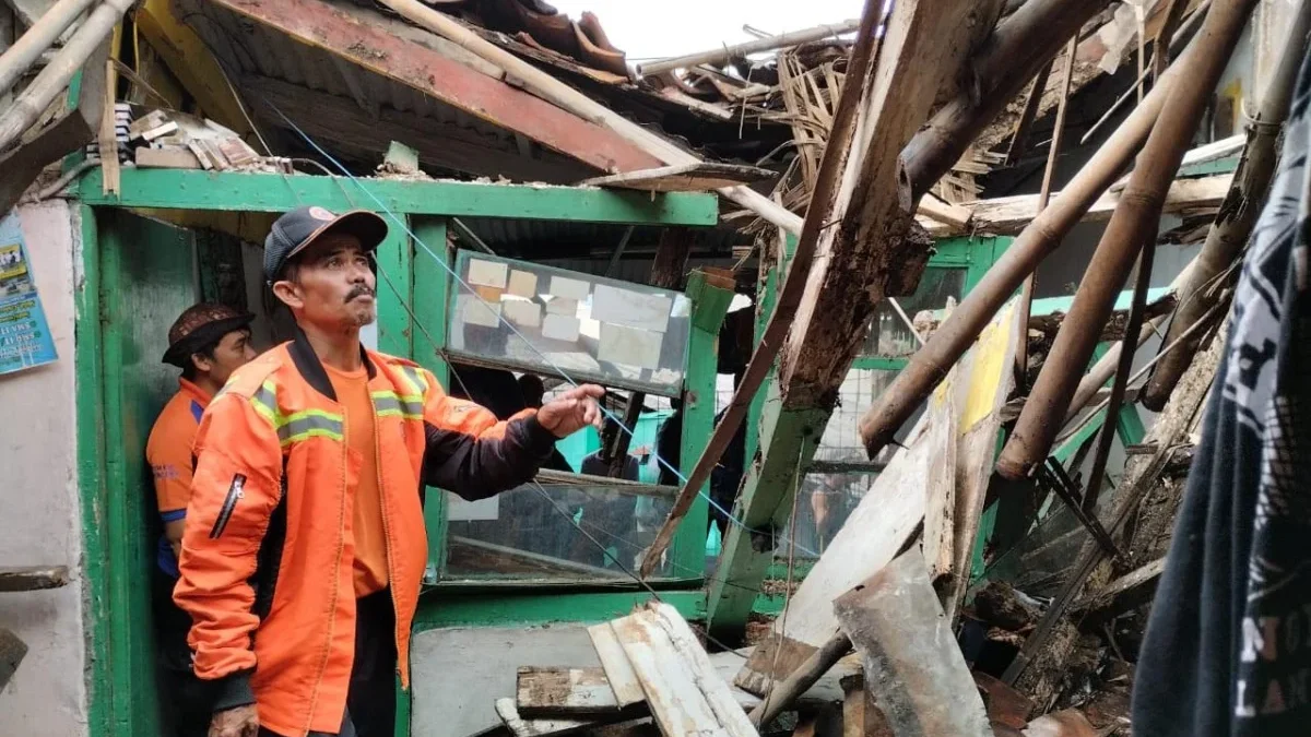 Petugas BPBD Kota Sukabumi mengevakuasi dua bangunan rumah di dua lokasi berbeda yang ambruk, selasa (19/3).