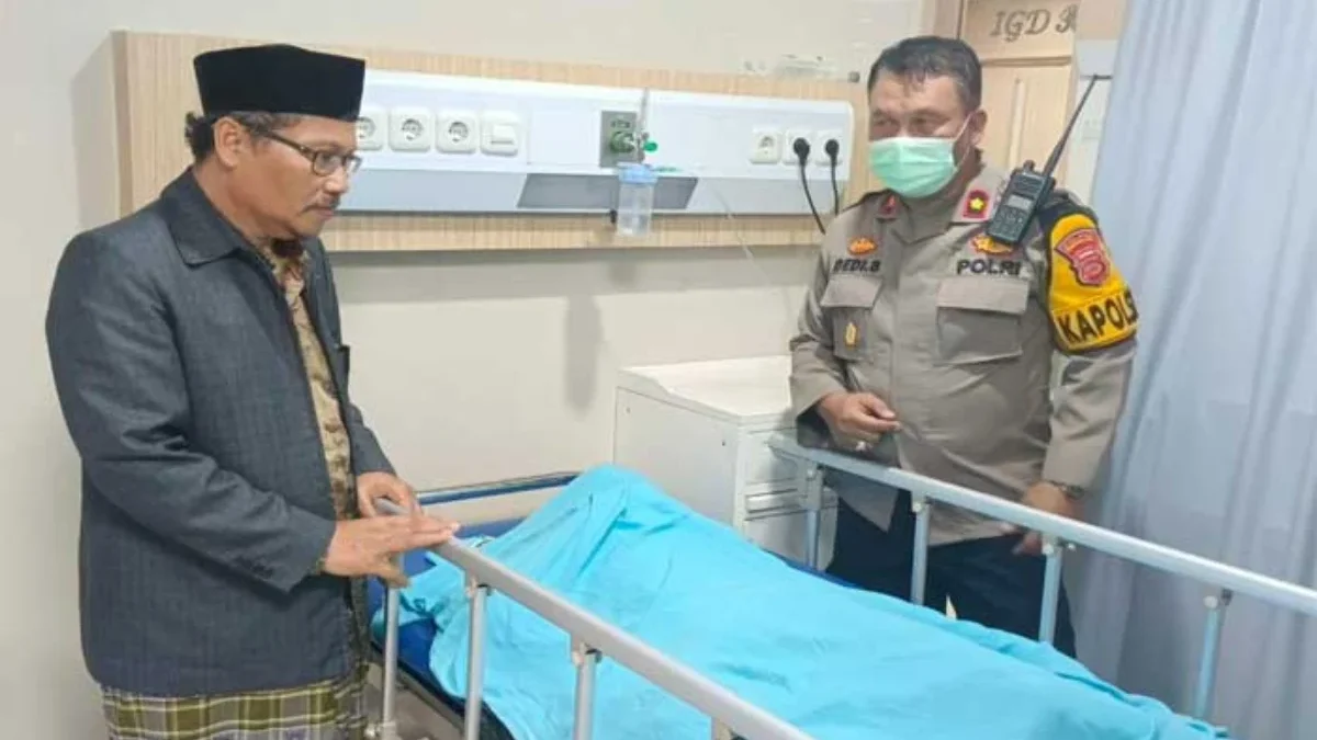Keluarga korban dan kepolisian saat mengevakuasi korban ke Rumah Sakit Hermina Sukabumi